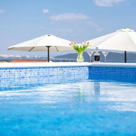 Luxury Danica With A Private Rooftop Pool شقة *