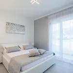 Luxury Danica With A Private Rooftop Pool